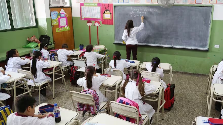 Mapa de la crisis docente: los salarios retroceden dos décadas y no alcanzan la canasta básica en 20 provincias