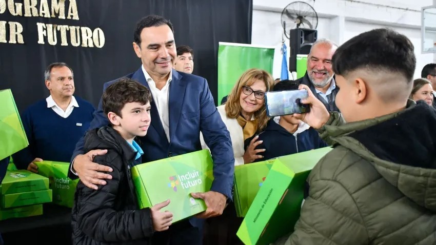 Valdés destacó que la Provincia ya entregó 120 mil notebooks a estudiantes correntinos