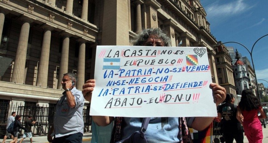 La justicia habilitó la feria para tratar el amparo de la CGT contra el DNU de Milei