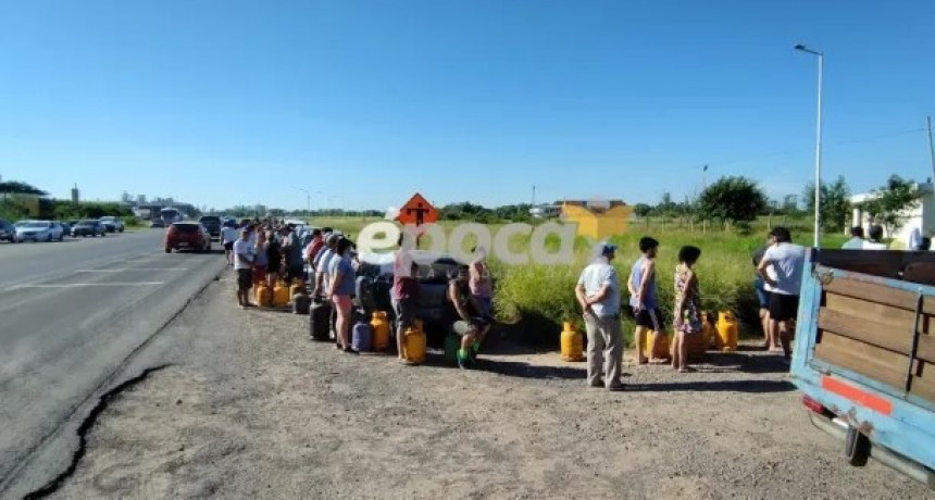 Corrientes: largas filas para comprar garrafas más baratas