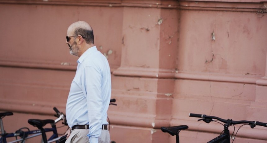 Bronca en el gabinete con Sturzenegger porque se fue a la playa en medio de la guerra por el DNU