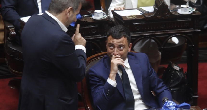 El radicalismo rechaza la privatización de YPF y Banco Nación y acepta discutir Aerolíneas