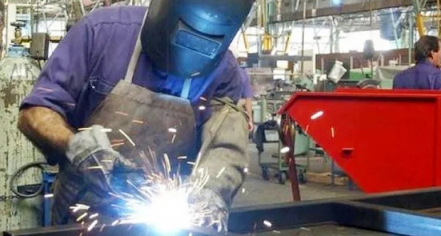 Recesión: la actividad industrial pyme se desplomó casi un 27% en diciembre