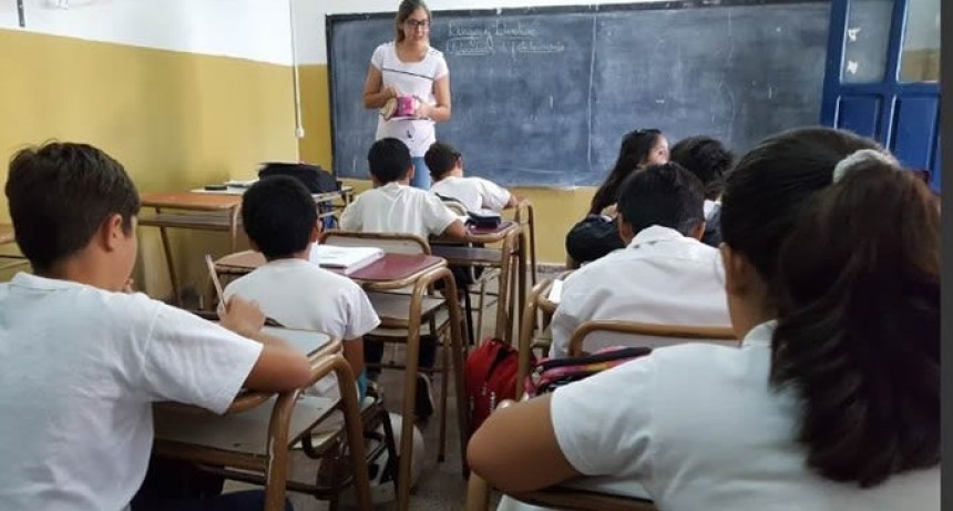 Maestros piden aumento del 50% e incorporación de los $150 mil al sueldo