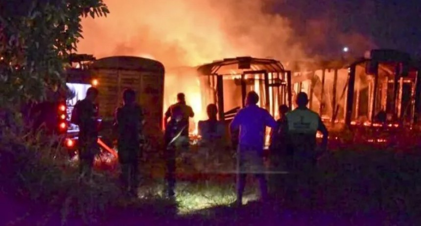 Una veintena de vagones de tren consumidos por el fuego en Caseros 