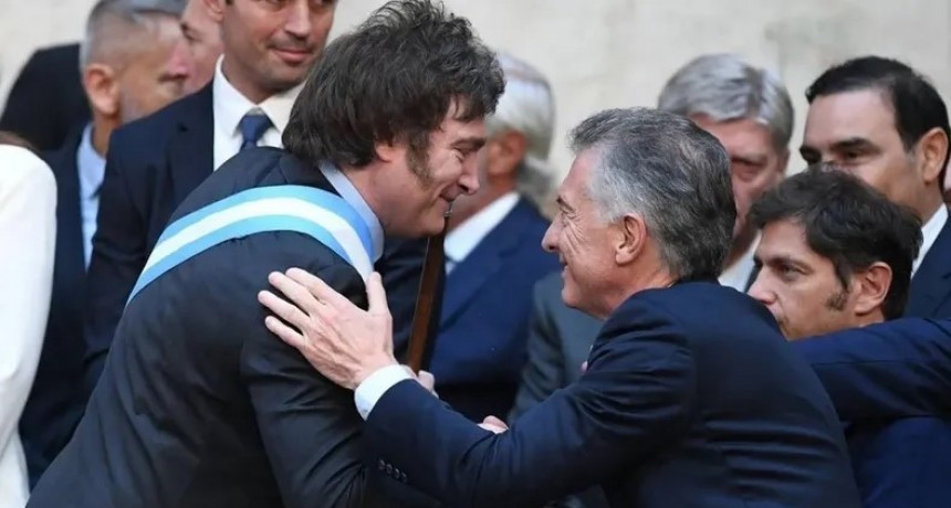 El abrazo de oso de Javier Milei a Mauricio Macri