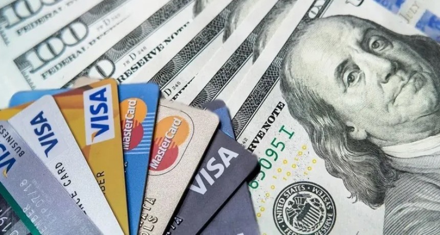 Bimonetarismo en marcha: el Banco Central habilitó el pago en dólares con tarjeta de débito