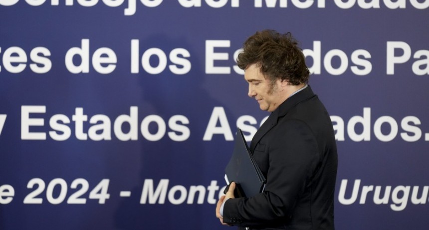 El dólar blend se comió todo el superávit comercial del primer año de Milei