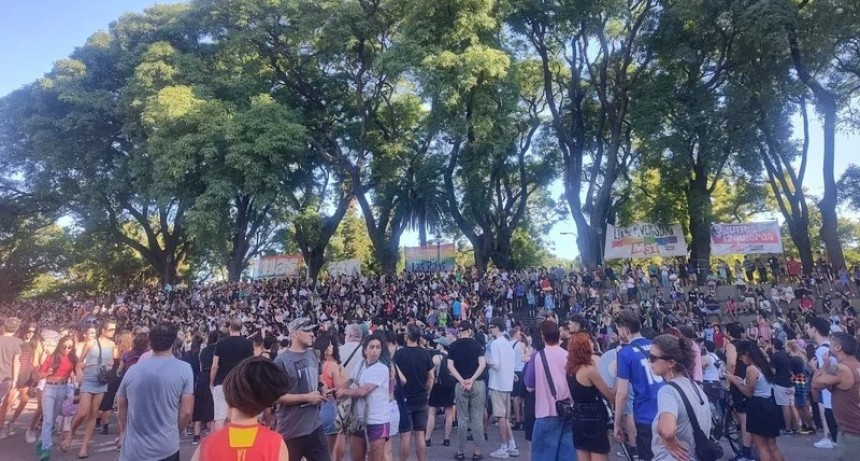 Una multitud rugió en Parque Lezama contra el odio de Milei hacia la comunidad LGBT+ y los feminismos: 