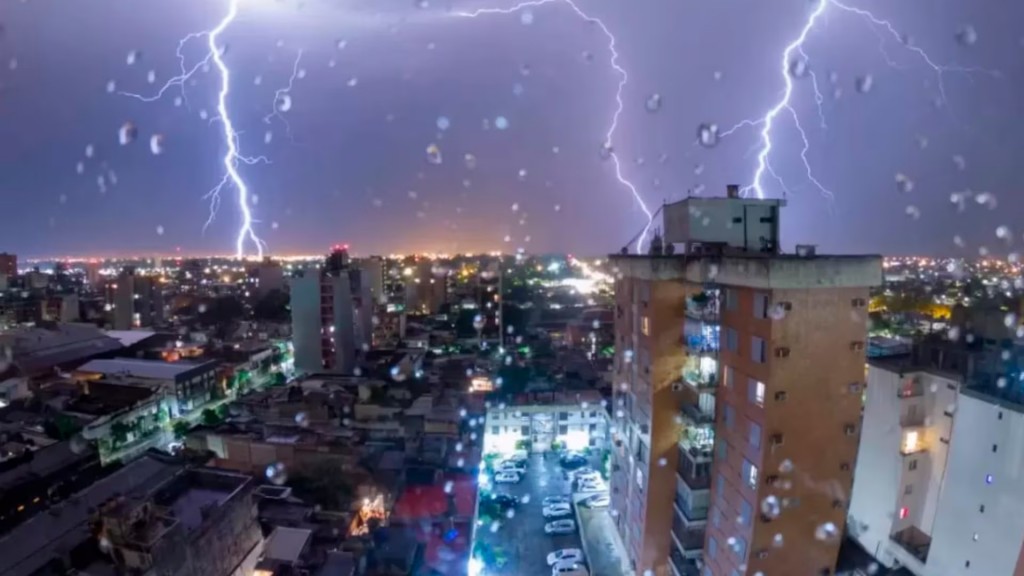 Alertas amarillas y naranjas por tormentas fuertes en 14 provincias