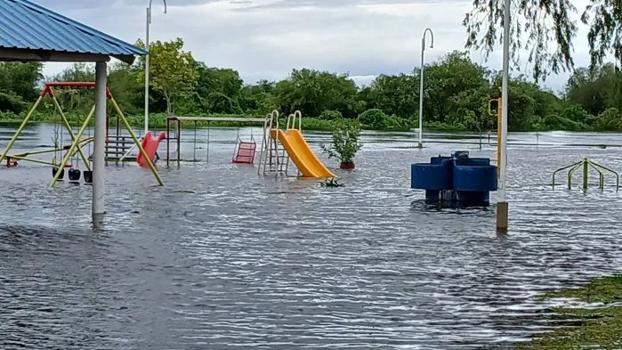 Parque municipal de San Roque bajo agua y algunas familias fueron evacuadas
