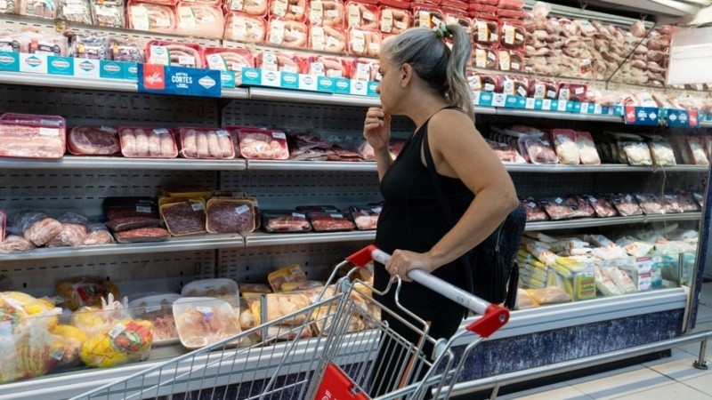El consumo no toca piso: las ventas en supermercados cayeron un 4% en noviembre