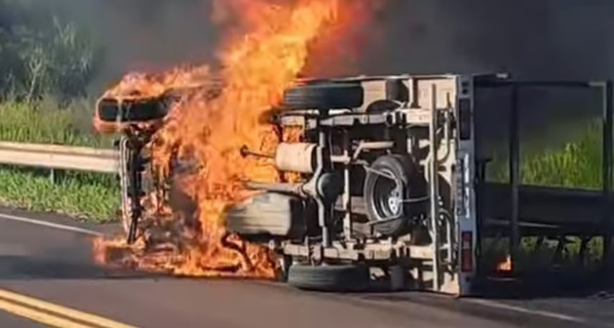 Tragedia: Un vehículo se prendió fuego en ruta 12 y murieron dos personas