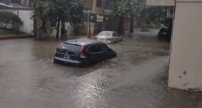 Caos y anegamientos en Corrientes: cayeron 90 milímetros en una hora y la ciudad quedó paralizada