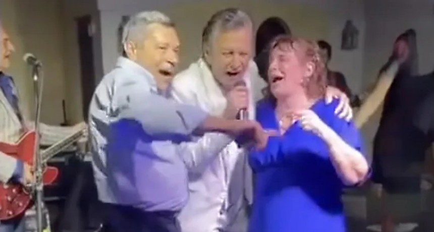 Con Javier Milei, la gorra está de fiesta: Palito Ortega animó las bodas de oro de un represor con domiciliaria