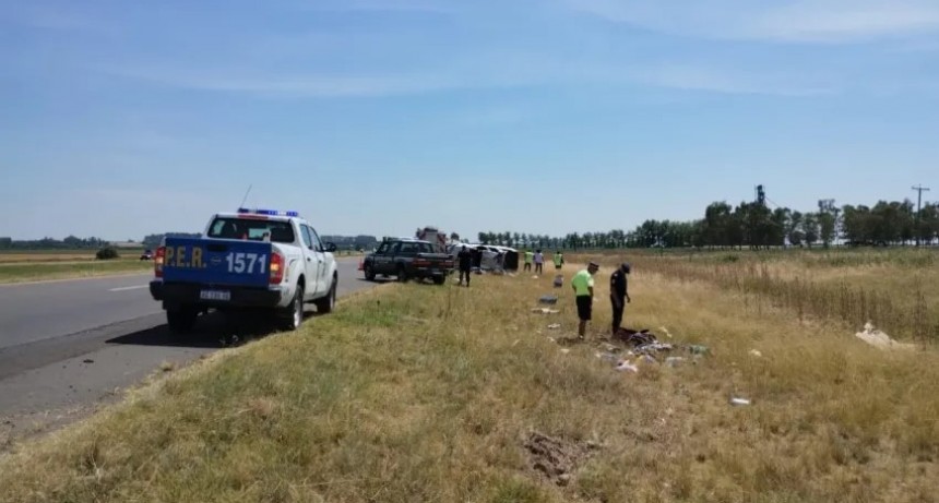 Murió una docente correntina tras despiste y vuelco en Ruta 14