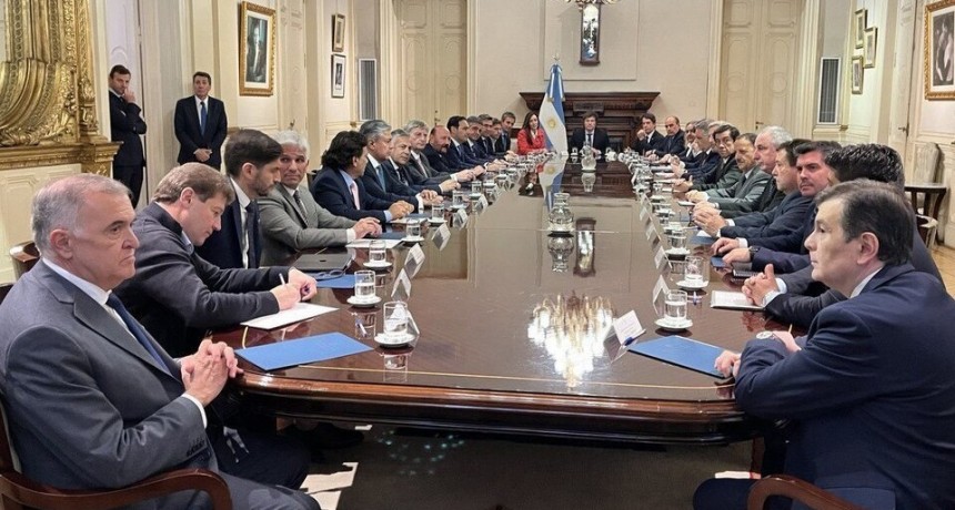 Los gobernadores enfrentados con Javier Milei: qué dicen en el chat que reúne a los 24 mandatarios provinciales