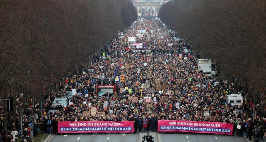 Masiva protesta en Berlín contra el giro político a la extrema derecha