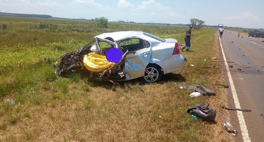 Brutal choque entre un camión y un auto en una ruta correntina