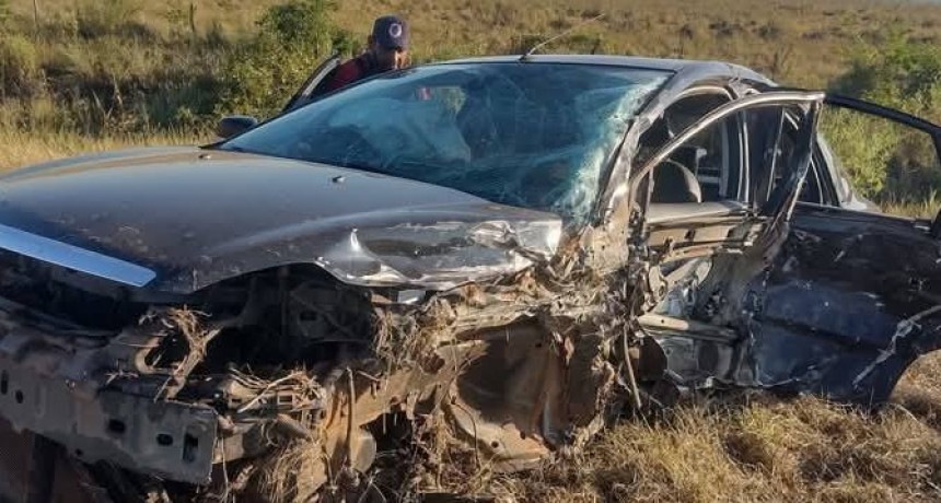 Impactante choque entre un auto y un camión sobre la Ruta 12