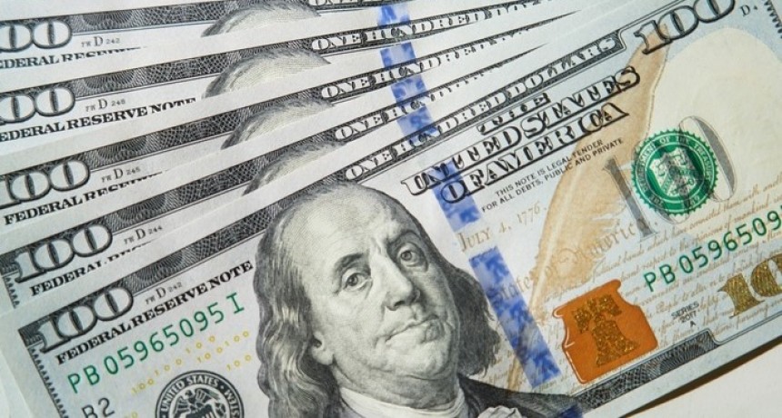 Alarma: Bajan sin pausa los depósitos en dólares