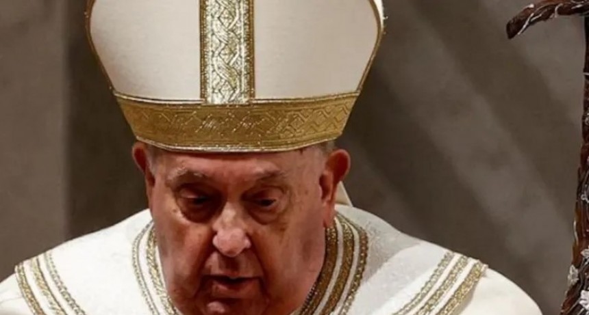 El papa Francisco sufrió una crisis respiratoria asmática y sigue en estado 