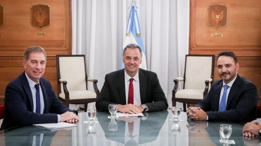 El microclima de Casa Rosada: Valdés se reúne con Adorni y Santilli mientras Corrientes arde y las mejoras no llegan