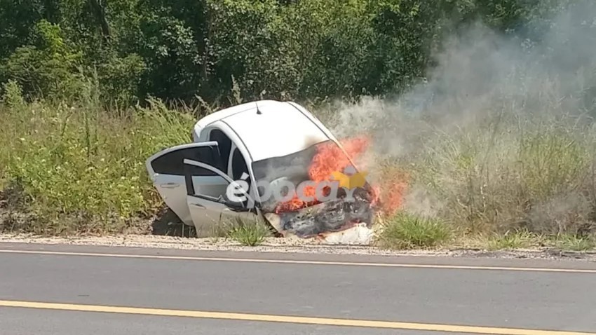 Siniestro vial en el acceso a Perichón: un auto volcó y fue consumido por las llamas