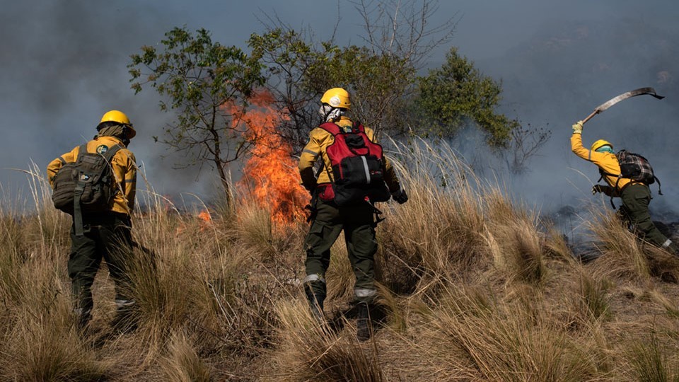 Loreto: El fuego no da tregua y ya amenaza dos rutas nacionales clave