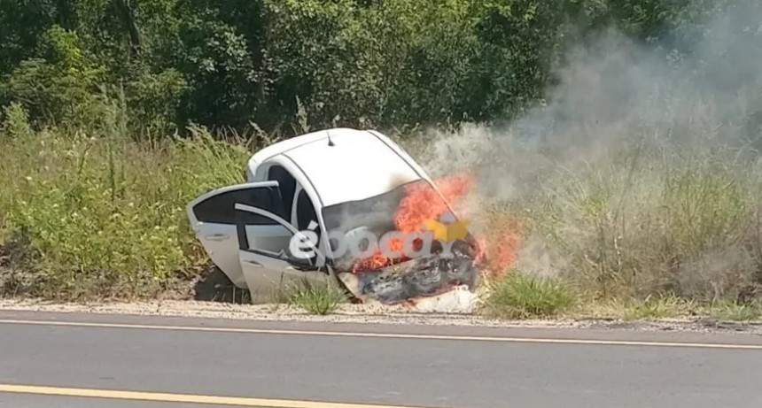 Siniestro vial en el acceso a Perichón: un auto volcó y fue consumido por las llamas