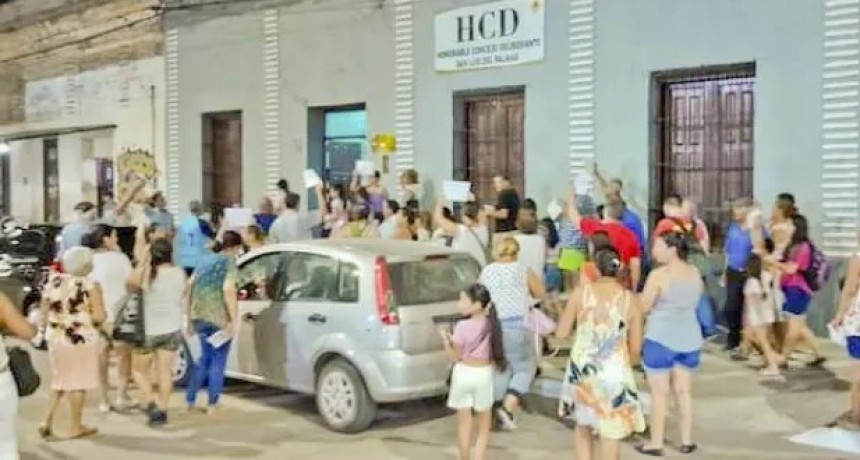 Protesta vecinal por reiterados cortes de luz en San Luis del Palmar