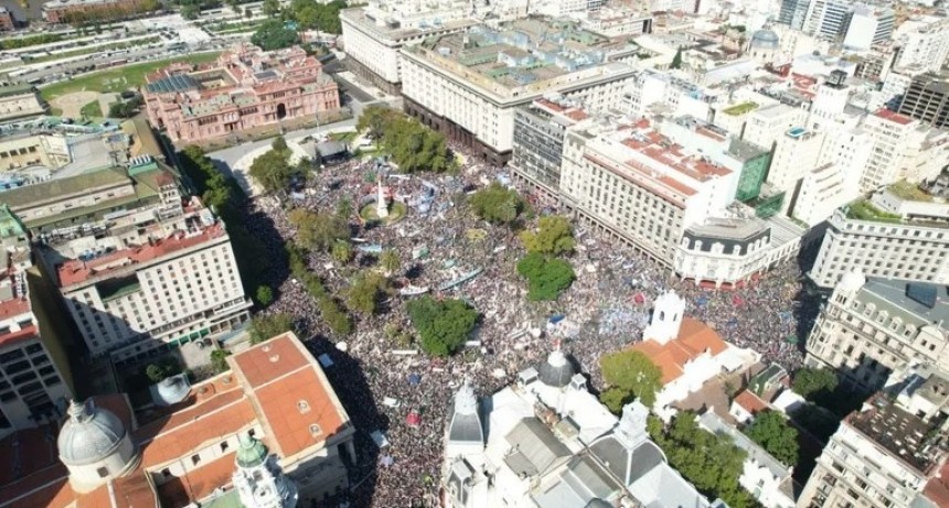 Una Plaza de Mayo colmada pidió por una ley contra el negacionismo