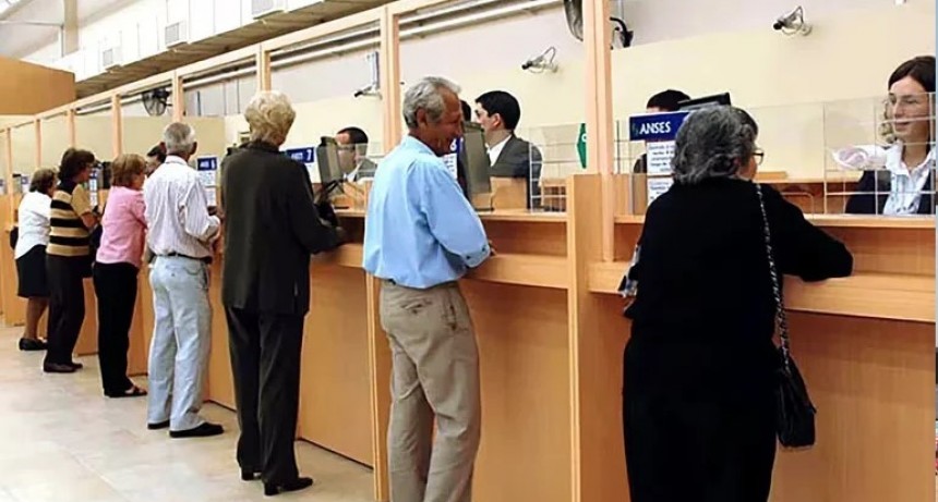 El Gobierno anunció que las jubilaciones y pensiones de abril se pagarán en dos tramos