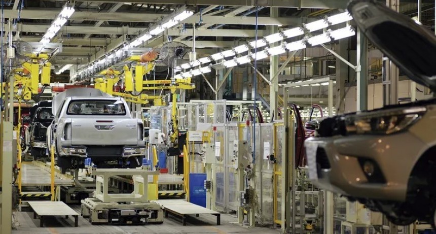 En la era Javier Milei, el sector automotriz entró a boxes y reduce personal