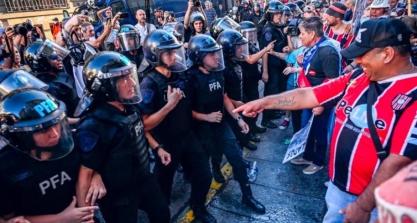 Las hinchadas desafían a Patricia y se suman a la marcha de los jubilados