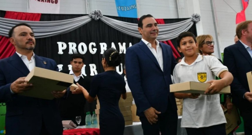 El Gobierno provincial entregó notebooks a alumnos de Ituzaingó
