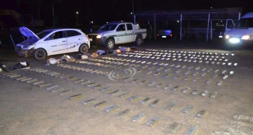 Incautaron 193 kilos de marihuana en un auto: el conductor se fugó