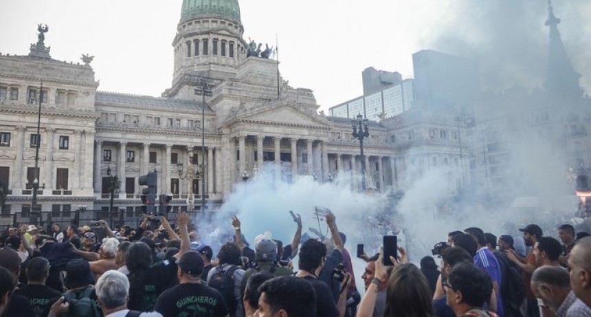 El Gobierno no pudo imponer el miedo y los jubilados llenaron la plaza