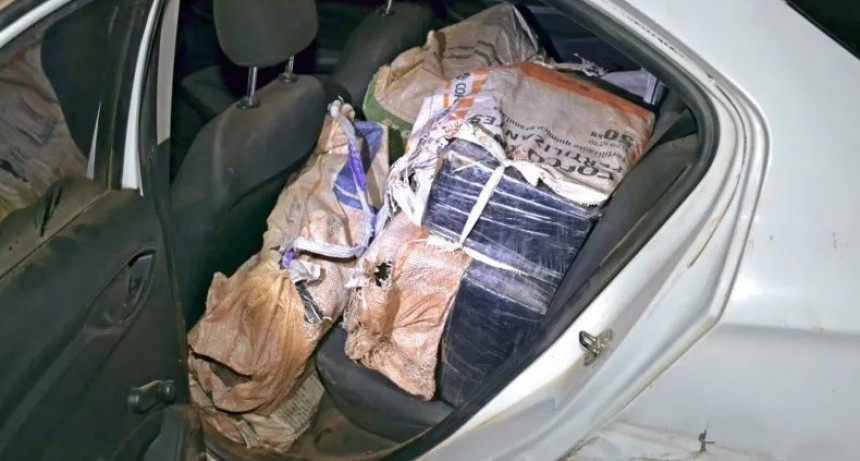 Un móvil de Gendarmería fue embestido por un automóvil que llevaba más de 190 kilos de marihuana