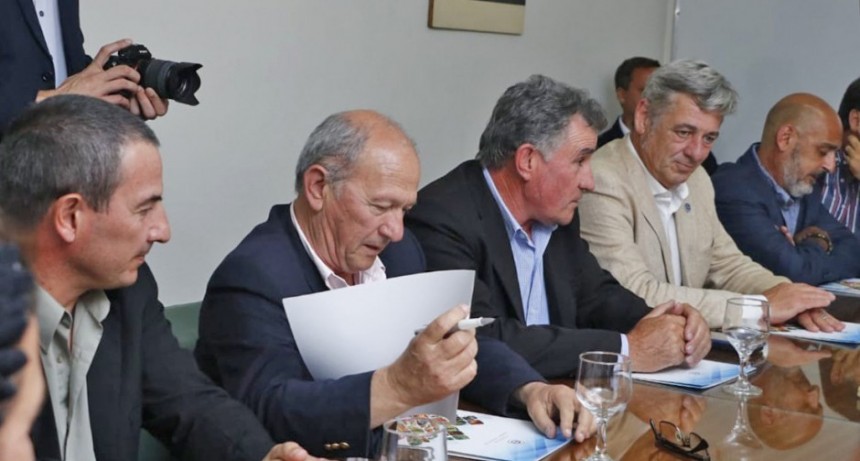 El campo exige una devaluación porque el amague de suba de retenciones les hizo perder 300 millones de dólares