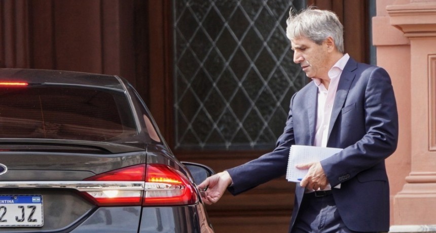 Caputo viaja al FMI para buscar un desembolso que le salve el plan