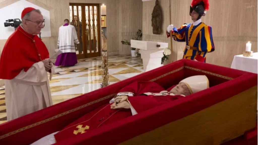 El Vaticano publicó la primera imagen de Francisco en su féretro