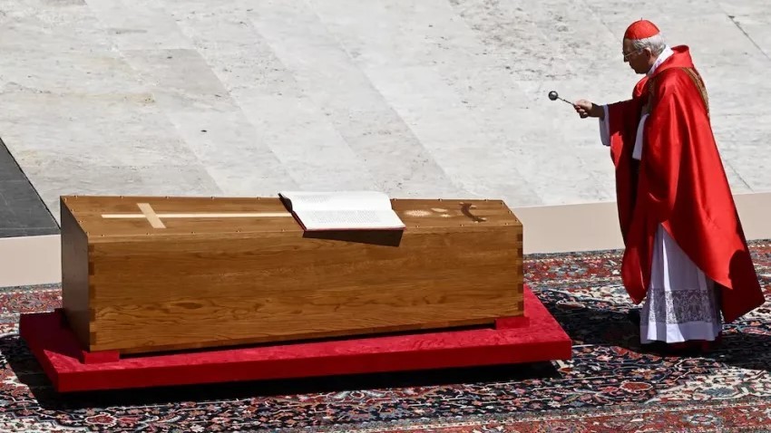 Tras un multitudinario funeral, el papa Francisco ya descansa en la basílica de Santa María la Mayor