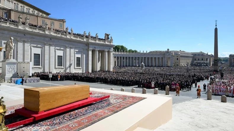 Histórico adiós al papa Francisco y miles de fieles frente a su tumba