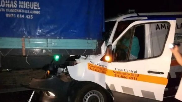 Un muerto tras choque entre una ambulancia y un camión