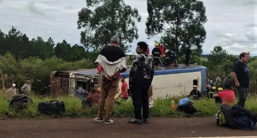 Volcó un colectivo de una forestal correntina y murieron siete trabajadores