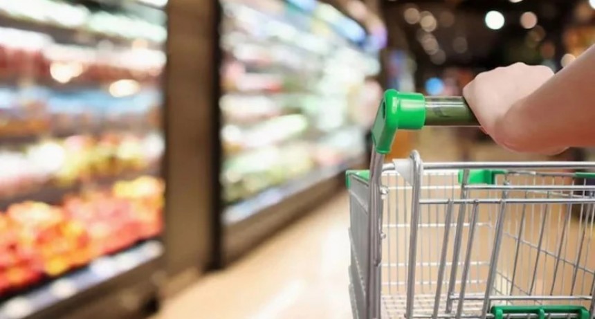 El consumo masivo cayó 5,4% en marzo y acumula 16 meses a la baja