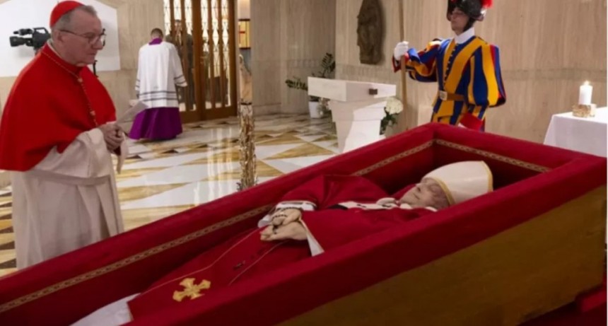 El Vaticano publicó la primera imagen de Francisco en su féretro