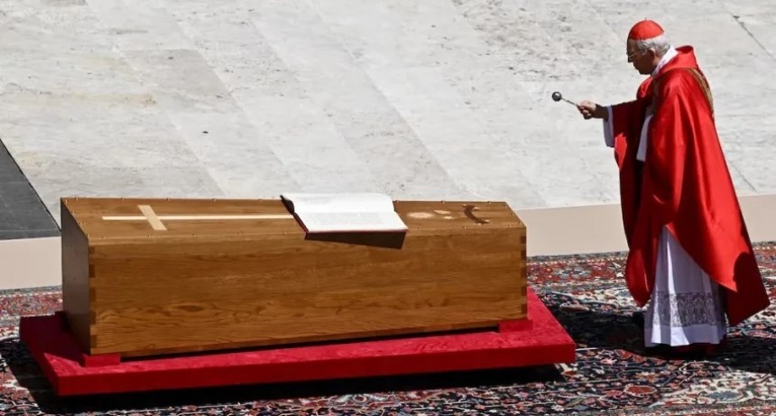 Tras un multitudinario funeral, el papa Francisco ya descansa en la basílica de Santa María la Mayor