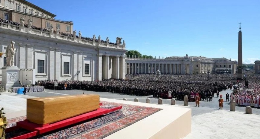 Histórico adiós al papa Francisco y miles de fieles frente a su tumba